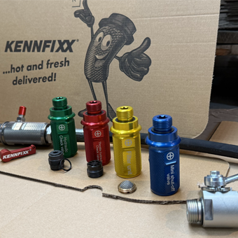 Kennfixx Connect and control in Reihe gestellt mit Pappbox als Hintergrund