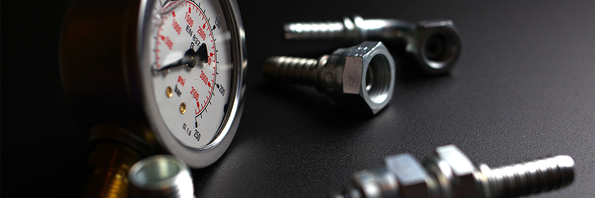 Manopmeter und Pressnippel liegend auf Tisch